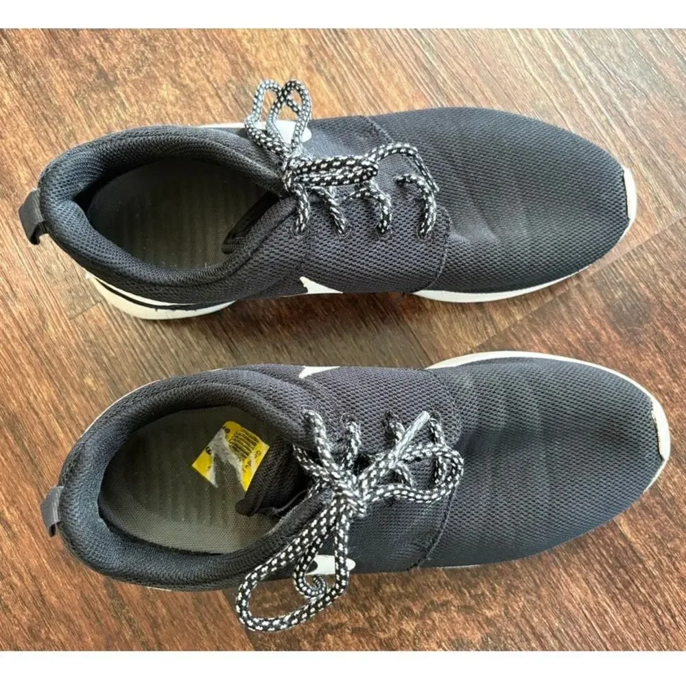 Nike Roshe One Black White Womens Size 8 Sneakers 844994-002
